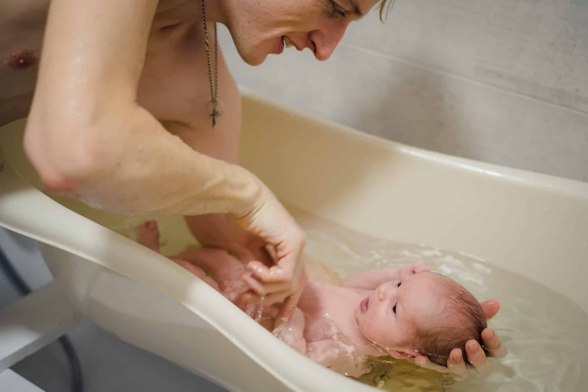 Quelle est la fréquence recommandée pour les bains de bébé ?